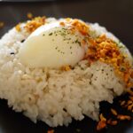 Riso perfettamente cotto, morbido e non scotto, presentato in un piatto elegante.