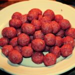 Polpette morbide e succose pronte da servire, con ingredienti freschi e appetitosi.