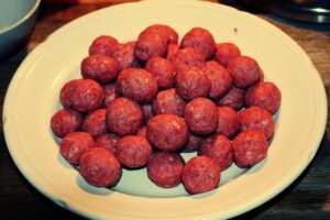 Polpette morbide e succose pronte da servire, con ingredienti freschi e appetitosi.