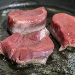 Carne dura in padella: esempio di cottura errata con fumi e segni bruciati.
