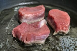 Carne dura in padella: il piccolo errore che rovina la cottura